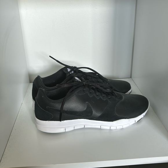 Black Nike Running shoes - Picture 1 of 5